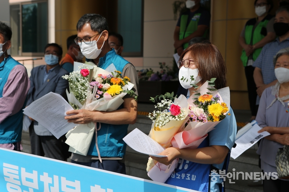 원직 복직이 된 이성용(왼), 박옥주(오) 교사 ⓒ 김다솜 기자