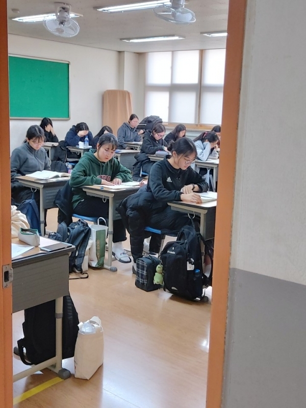 지난해 청주 서원고에서 대학수학능력시험을 치르는 수험생들 모습