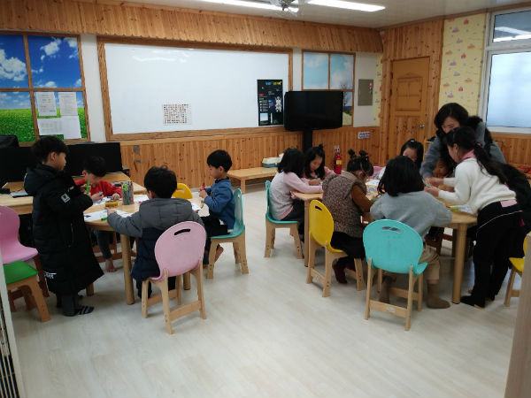 청주시 봉정초등학교 학생들이 돌봄교실에서 활동하고 있는 모습.