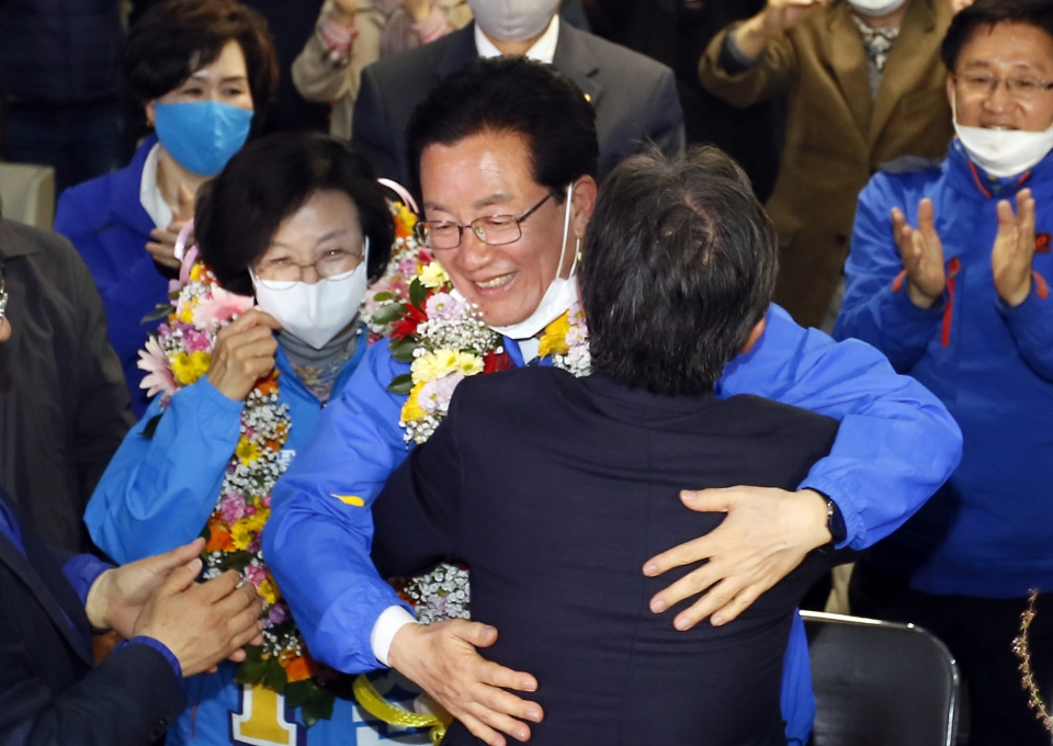 4·15 총선 당시 정정순 후보가 당선이 유력해지자 지지자들과 환호하는 모습.(사진 뉴시스)