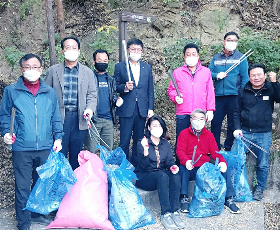 지난 달 30일 국민의힘 서원구당협은 잠두봉 등산로 일원에서 훼손된 등산로를 정비하고 주변에 버려진 쓰레기 수거하는 환경정화 봉사활동을 펼쳤다.