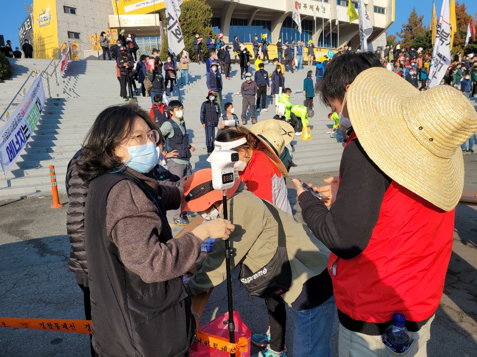 충북민중대회 주최측은 코로나 방역을 위해 자체 지침을 마련하고 참가자 전원의 명단을 기록하고 발열체크를 진행했다.