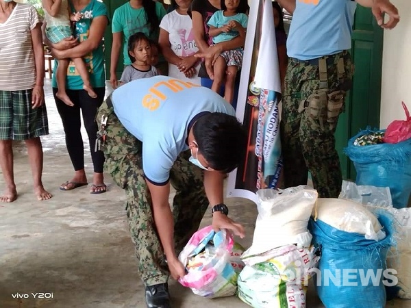 음성외국인도움센터 '필리핀 커뮤니티' 회원들이 최근 수해피해를 입은 자국미들을 위해 구호물품을 전달했다(사진제공=음성외국인도움센터))