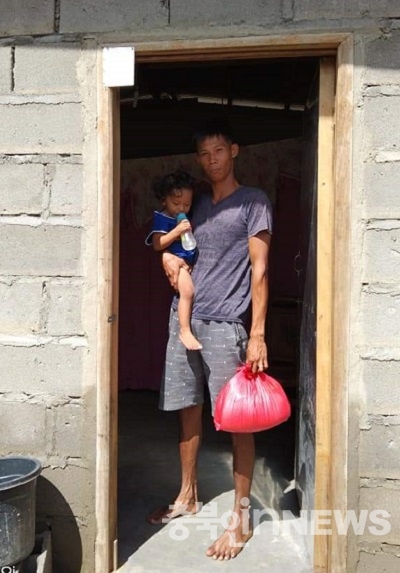 음성외국인도움센터 '필리핀 커뮤니티' 회원들이 최근 수해피해를 입은 자국미들을 위해 구호물품을 전달했다(사진제공=음성외국인도움센터))