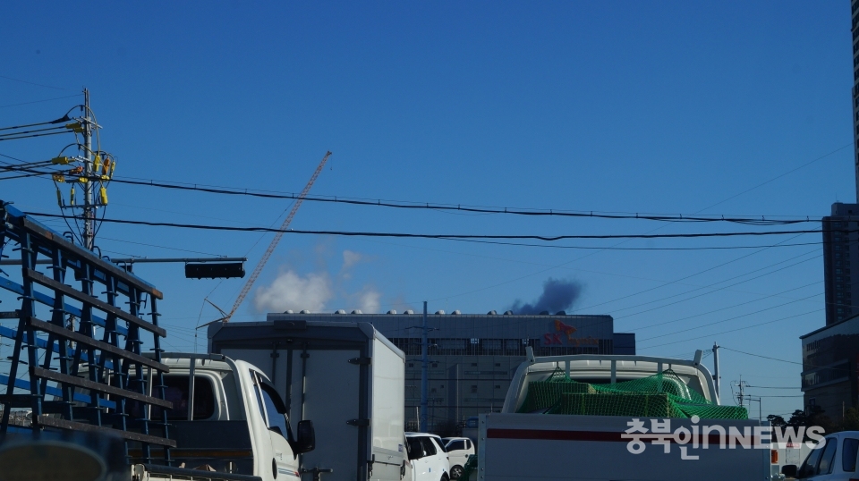 16일 SK하이닉스가 ‘수증기지역’라고 표시한 청주공장 건물 옥상에서는 뭉게구름처럼 보이는 것이 연신 피어 올랐다.