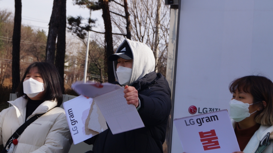 'LG청소노동자 집단 해고 사태해결을 위한 충북 청년학생모임'은 LG제품 불매운동에 적극적으로 참여한다는 의미에서 'LG불매'가 씌여있는 종이박스를 찢는 퍼포먼스를 진행했다.