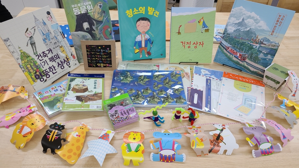 충북교육청의 ‘책드림 꿈드림’ 책꾸러미 배달 서비스로 3월부터 초등학생에게 배달될 도서.(사진 충북교육청 제공)