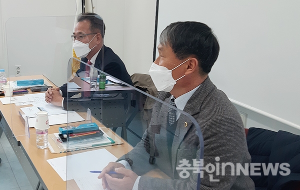 (왼쪽부터) 김상열 교육장, 이상정 도의원. (제공=음성타임즈)