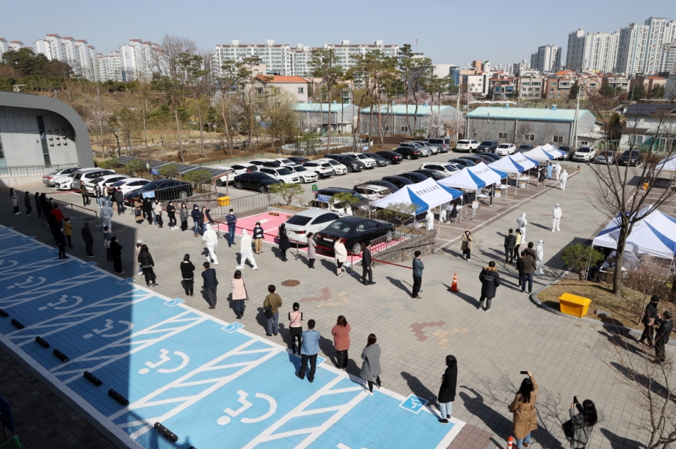 충북교육연구정보원 주차장에 설치된 선별진료소.(사진 충북교육청 제공)