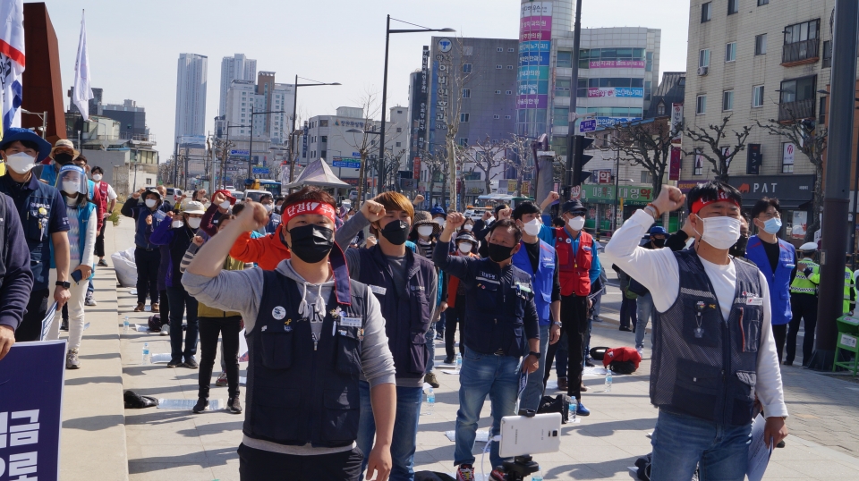 31일 국립현대미술관 청주관 앞에서 열린 '2021년 민주노총 투쟁선포 충북대회'에서 참가자들이 구호를 외치고 있다.