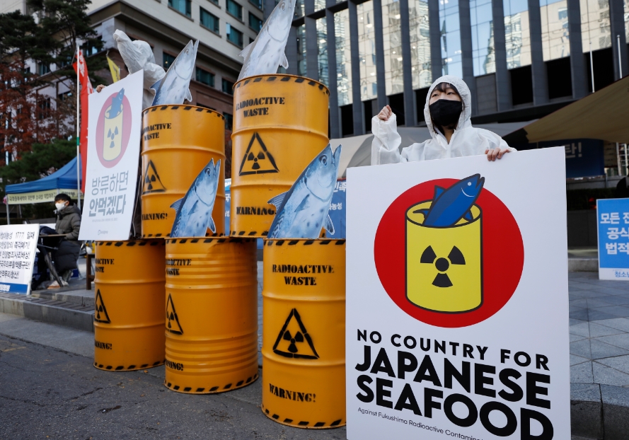 지난해 11월 환경운동연합 회원들이 서울 옛 일본대사관 앞에서 후쿠시마 방사능 오염수 해양방류 반대 캠페인을 하고 있는 모습.(사진 뉴시스)