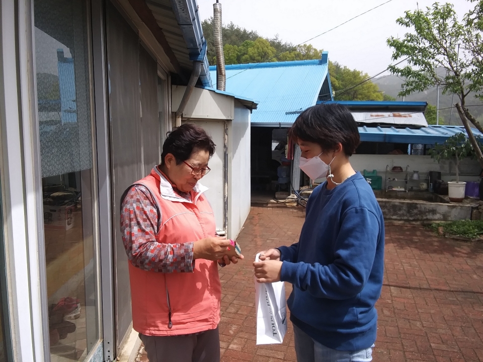 송면중학교 학생이 마을 어른을 직접 찾아 카네이션을 전달하고 있다.(송면중 제공)