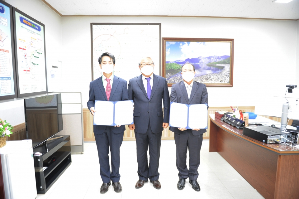 충북테크노파크가 10일 수송기계부품센터장과 스마트제조혁신센터장을 임명하고 공식 업무에 들어갔다.(사진  왼쪽 임영준 센터장, 가운데 송재빈 원장, 오른쪽 이상호 센터장 ) / 충북테크노파크