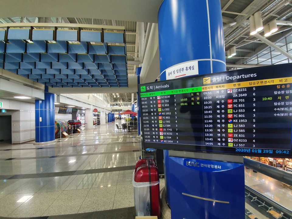한산한 청주공항! 코로나로 가뜩이나 침체를 겪고있는 청주 국제공항. 경기남부 지역에 국제공항이 들어서면 심각한 타격을 받을 것으로 예상된다.