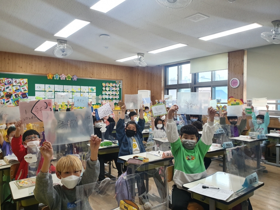 진천 삼수초등학교 학생들이 발명퀴즈대회에 참가하고 있는 모습.(충북교육청 제공)