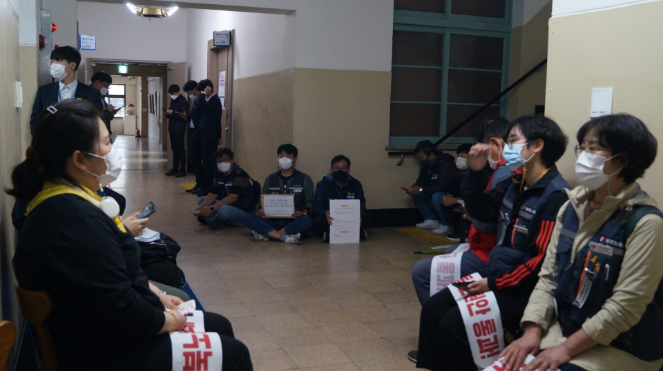 비정규직없는충북만들기운동본부 소속 회원들이 기자회견 직후 충북도 행정부지사와의 면담을 요청하며 기다리고 있다.