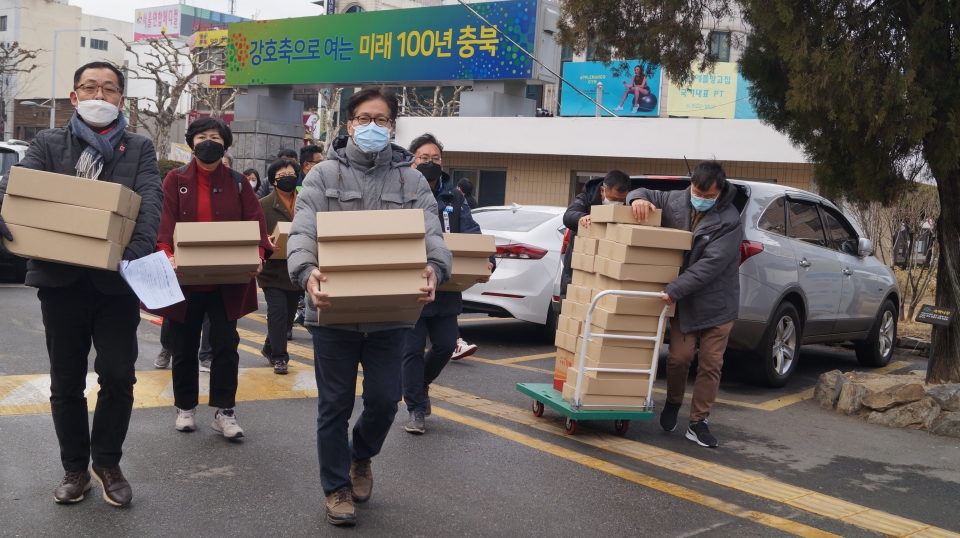 지난 2월 비정규직없는충북만들기운동본부 소속 회원들이 도민 1만5100여명이 서명한 서명지를 충북도 자치행정과에 제출하기 위해 나르고 있는 모습.