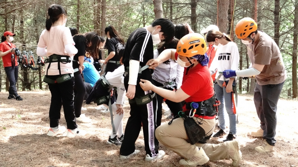 23일 충청북도학생수련원(원장 이종수)이 코로나 시대에 맞는 학생 현장 체험 학습을 위해 비숙박 1일형, 2일형 야영 수련 활동으로 개편해 운영한다고 밝혔다.