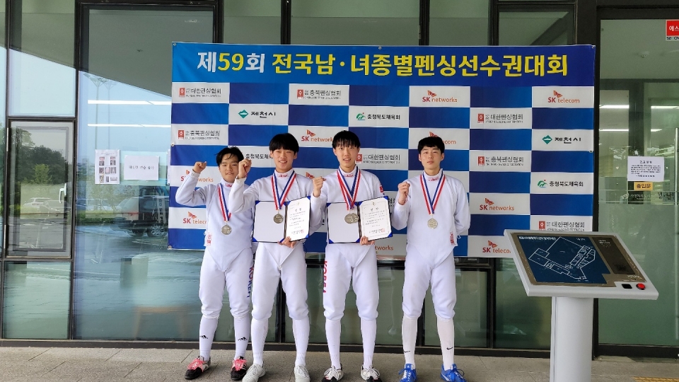 왼쪽부터 1학년 김승민, 3학년 정영진, 2학년 김정범, 1학년 노의진 선수