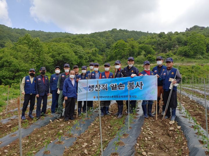 26일 무공봉사회(회장 김경시)가 청주시 낭성면 지산리에 위치한 고추 농장을 방문해 생산적 일손 봉사활동을 실시했다.