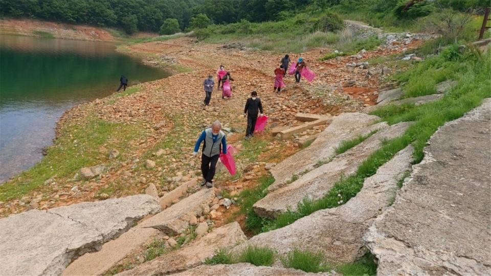 청풍면자율관리어업공동체(위원장 이강준)는 지난 26일 청풍호 일원에서 27명 회원전원이 참여해 환경정화 및 생태계 교란어종 퇴치활동을 실시했다.