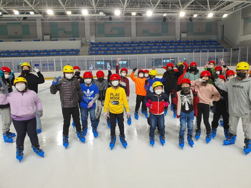 27일 충북국제교육원(원장 최용희) 다문화교육지원센터는 다문화 학생들을 대상으로 실내빙상장 체험을 실시했다고 밝혔다.