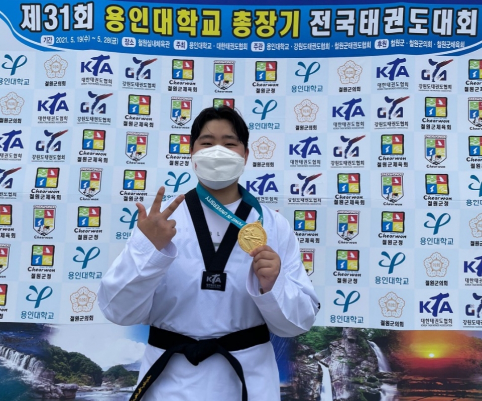 정수지 학생은 지난 2021년도 전국종별태권도선수권대회와 제51회 협회장기전국태권도대회를 포함 올해 열린 3개의 전국대회에서 모두 1위를 차지하며 3관왕에 올랐다.