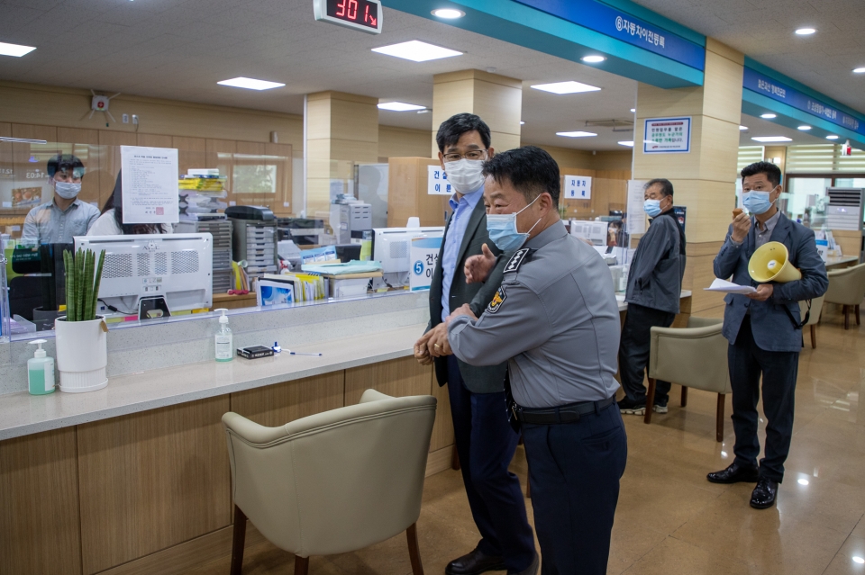 지난 28일 괴산군은 폭언이나 폭행 등 악성민원이 발생한 상황을 설정해 모의훈련을 진행했다.