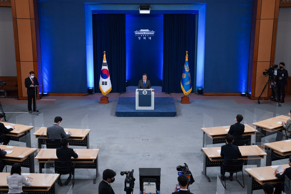 문재인 대통령이 지난 5월 10일 오전 청와대 춘추관 대브리핑룸에서 취임4주년 특별연설을 마친 후 취재진의 질문에 답변하고 있다. (사진 뉴시스)