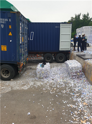 화물연대에 따르면 26일 세종시 쌍용C&B 조치원 공장에서 적재물을 하차하기 위해 컨테이너 문을 열던 화물노동자 A(51씨)가 작업 중 떨어진 물건에 깔려 사망했다. 사진은 사고 발생후 119 대원이 A씨를 이송한 뒤 장면(제공:화물연대)