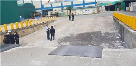 화물연대에 따르면 26일 세종시 쌍용C&B 조치원 공장에서 적재물을 하차하기 위해 컨테이너 문을 열던 화물노동자 A(51씨)가 작업 중 떨어진 물건에 깔려 사망했다. 사진은 쌍용C&B 조치원 공장에 설치된 도크. 한쪽 으로 경사져 있다.(사진제공 : 화물연대)