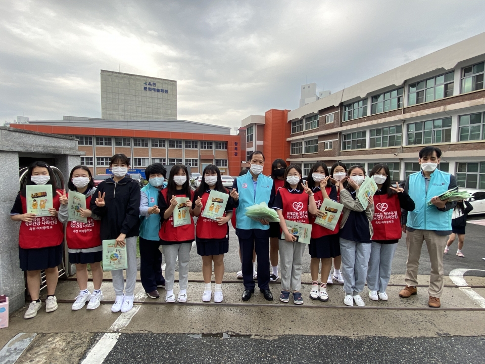 옥천군은 제34회 세계 금연의 날을 맞아 흡연예방을 위한 등굣길 캠페인을 삼양초등학교 외 6개교 정문에서 학생들과 교직원을 대상으로 실시했다.