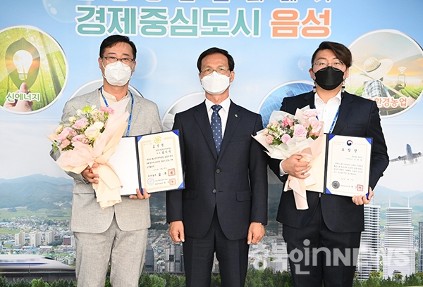 (왼쪽부터) 김덕영 관장, 조병옥 음성군수, 이휘현 지도사. (제공=음성군)