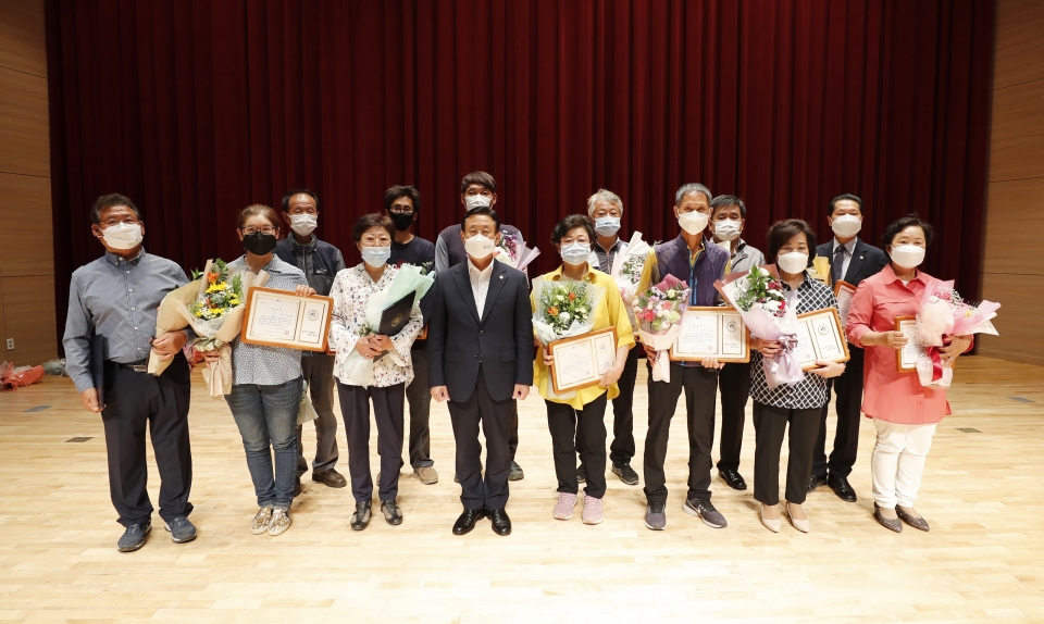 1일 괴산군새마을회(회장 우태근)는 괴산문화예술회관에서 ‘새마을운동 제창 51주년 새마을의 날 기념식’을 개최했다.