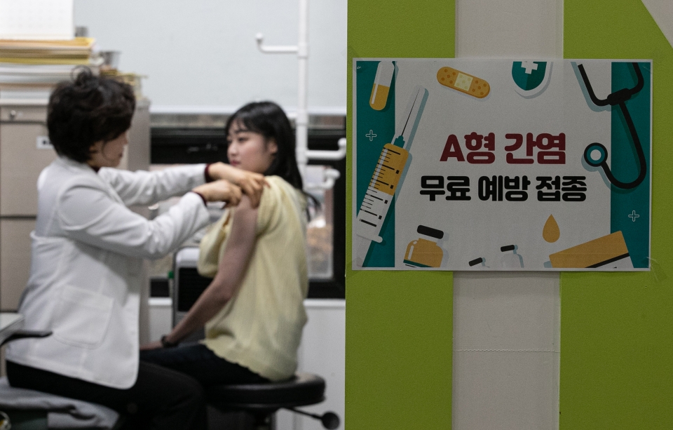A형 간염 예방접종 모습 / 뉴시스