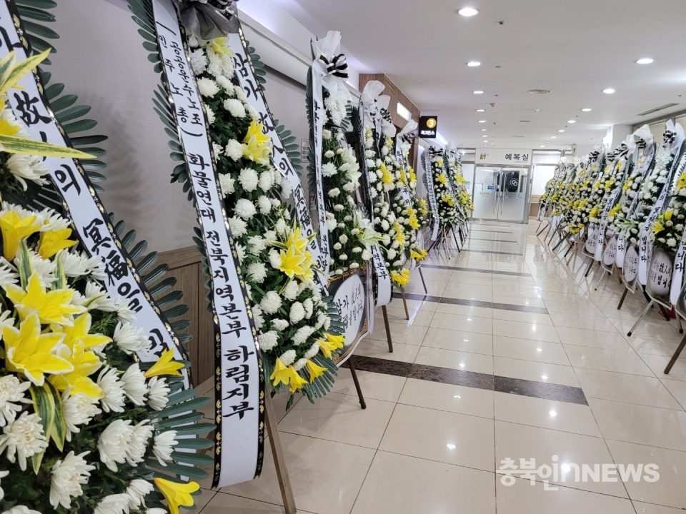 충북대학교 병원 빈소에 마련된 고 장창우씨의 빈소. 쌍용 C&B 조징원공장에서 하차 작업을 위해 컨테이너 문을 여는 순간 쏟아지 파지더미에 깔려 숨진 화물운전노동자 고 장창우씨가 사망 7일만에 회사가 자신들의 책임을 인정했다.