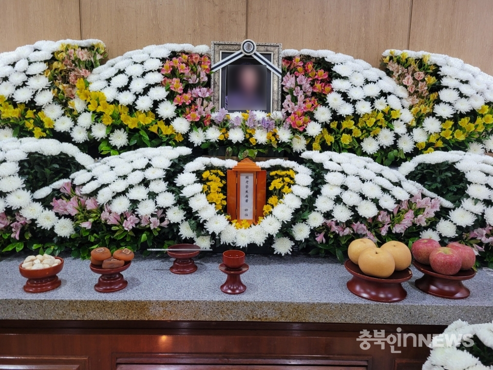 충북대학교병원 장례식장에 마련된 고 장창우씨 빈소. 지난 26일 쌍용 C&B 조징원공장에서 하차 작업을 위해 컨테이너 문을 여는 순간 쏟아지 파지더미에 깔려 숨진 화물운전노동자 고 장창우씨가 사망 7일만에 회사가 자신들의 책임을 인정했다.