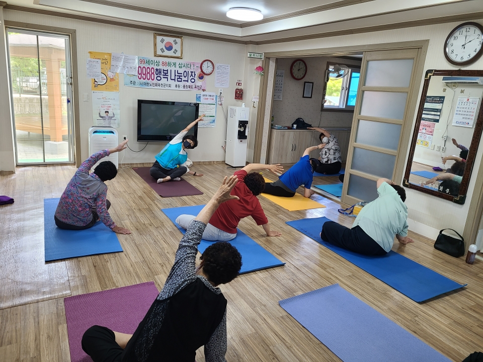 2일 옥천군은 예방접종 완료자 일상회복 지원과 고령층 문화·복지 프로그램 활성화를 위하여 잠정 중단되었던 경로당 프로그램을 지난 1일부터 재개했다고 밝혔다.