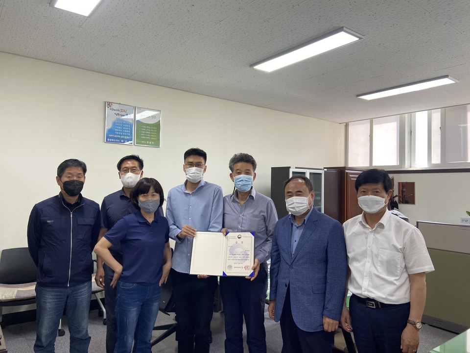 청주시가 ‘푸드플랜 아카데미’ 제5기 푸드플랜 실행전략 수립 과정에 참가해 농림식품부장관 최우수 기관 표창을 수상했다. / 청주시