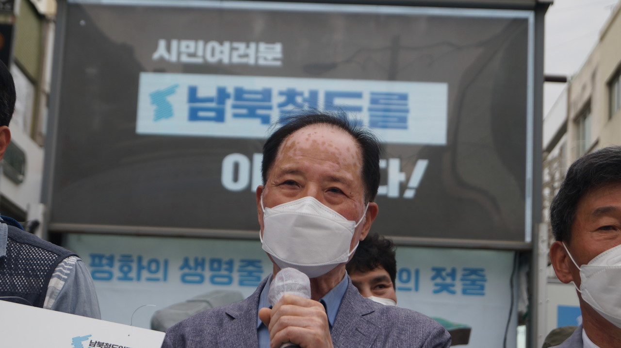 전 민주노동당 대표이자 현재 ‘한반도 평화만들기를 위한 사단법인 평화철도’ 권영길 이사장이 기자회견에서 발언을 하고 있다.