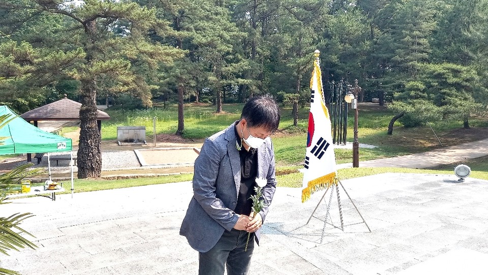 팔천고혼위령제 개별 헌화 및 참배객 조문 모습 / 충주시
