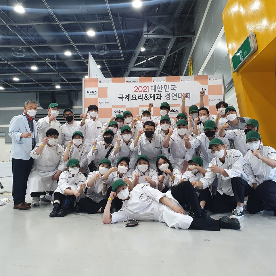 충청대는 호텔조리파티쉐학과 학생들이 ‘2021 대한민국 국제요리 & 제과경연대회’에 참가해 쌀 요리 라이브 부문의 대상과 최우수상을 수상했다. / 충청대