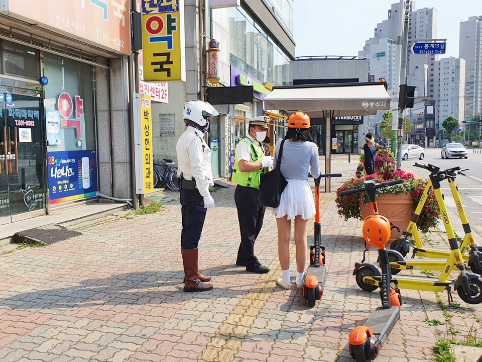 전동킥보드 홍보 및 계도 모습 / 충주시