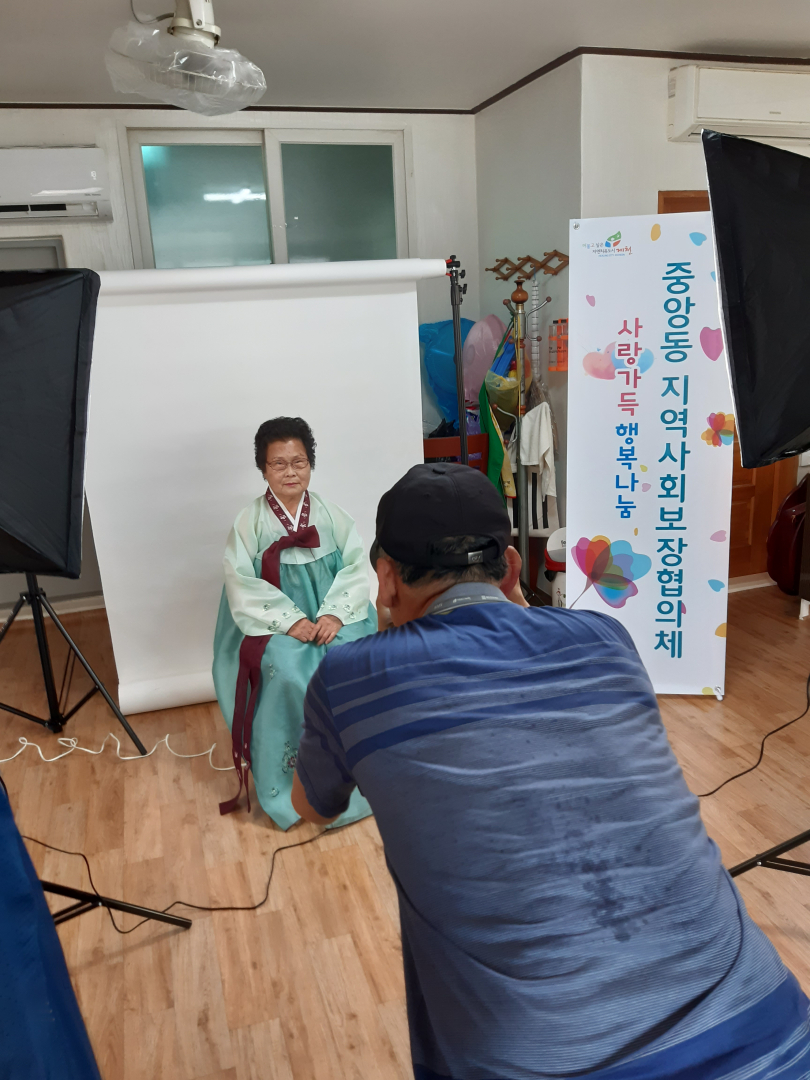 어르신 장수사진 촬영 모습 / 제천시