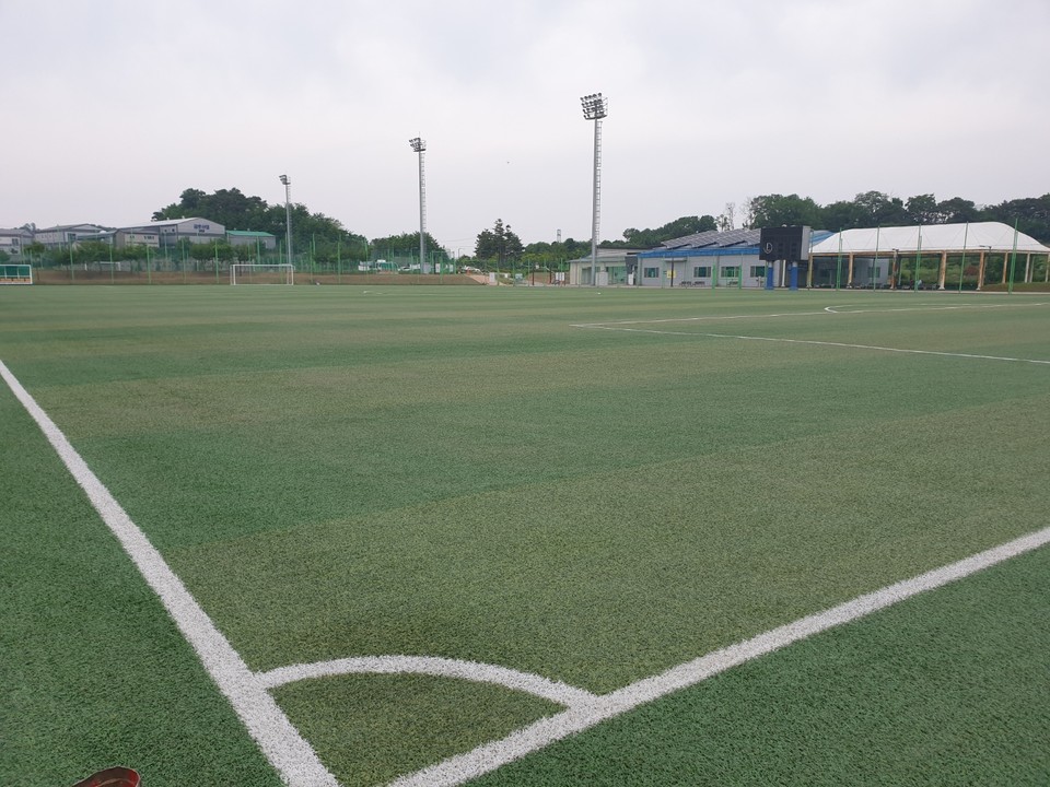인조잔디 충진재 교체가 완료된 1구장 / 청주시