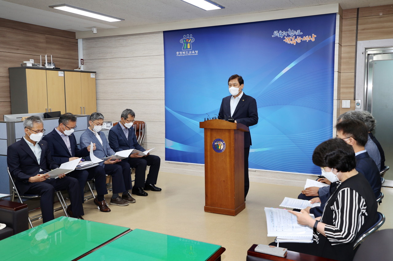 김병우 충북교육감이 9일 '전면등교 준비기간' 운영과 관련 기자회견을 하고 있다.(충북교육청 제공)