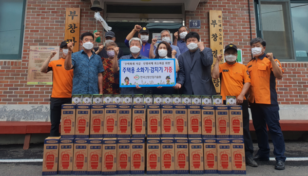 11일 진천소방서(서장 강택호)와 한국소방산업기술원(원장 권순경)은 충북 진천군 초평면 부창‧수문 마을에서 소화기 90개와 감지기 90개를 기증했다고 밝혔다.