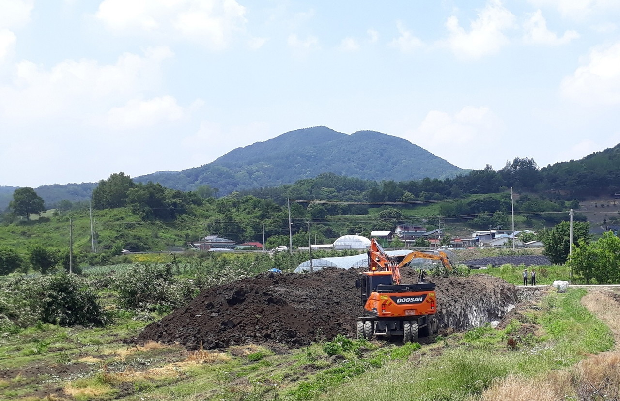 과수화상병 발생 과수원의 매몰작업이 진행되고 있다.(괴산군 제공)