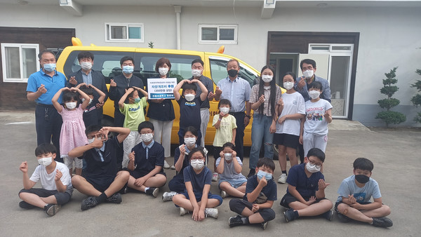 지난 14일 괴산군 연풍초등학교 총동문회(회장 김태한)가 이화령지역아동센터를 방문해 통학차량 개조를 위한 후원금 350만원을 전달했다.