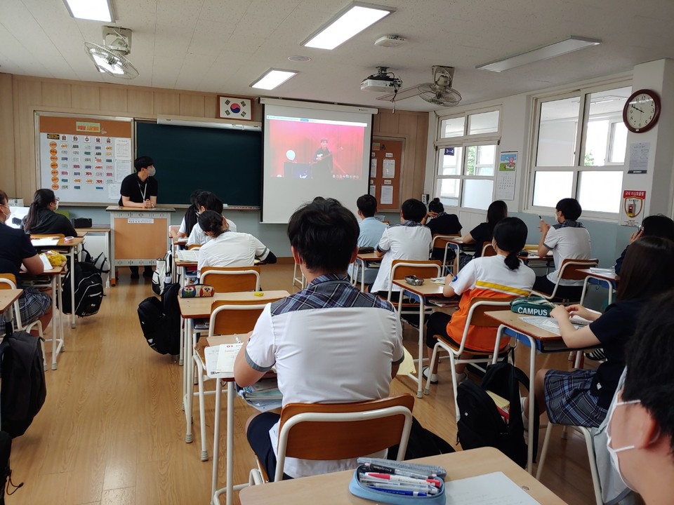 영동군 영신중 비대면 금연교육 모습 / 영동군